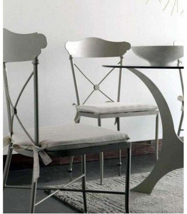 Silla de forja con respaldo curvo y cruz