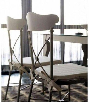 Silla de forja con respaldo curvo y cruz