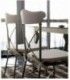 Silla de forja con respaldo curvo y cruz
