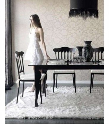 Silla de forja con detalle en las patas