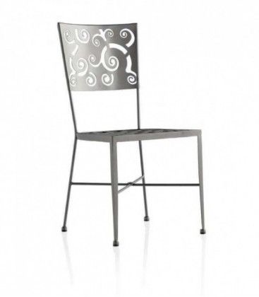 Silla de forja con diseño en el respaldo