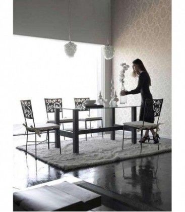 Silla de forja con diseño en el respaldo