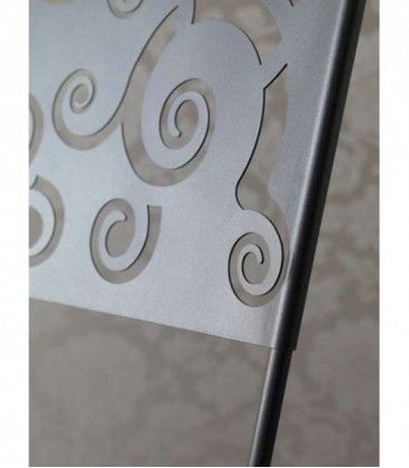 Silla de forja con diseño en el respaldo